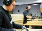 Mads og Ruben i produktionen på one2trees. Fotos: Special Minds