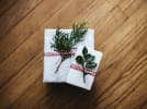 Hvis du vil gøre julegaverne mere bæredygtige, så handler det om at få mængderne ned for at få reduceret vores klimaaftryk. Foto: Kari Shea, on Unsplash