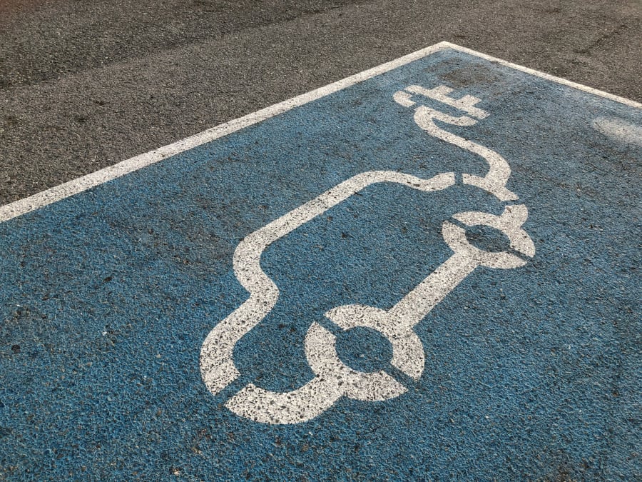 Det er et logo for ladestandere på asfalt.