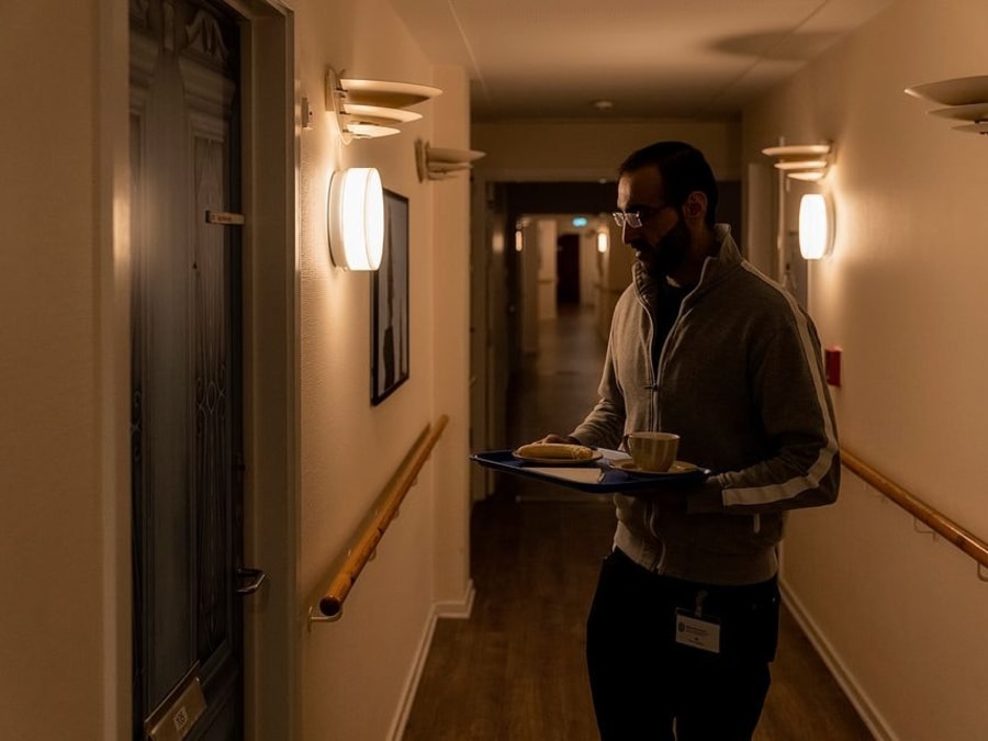 På udvalgte plejehjem har de fået særlige lamper. Lamperne efterligner solens lys, og er både gavnligt for aften- og nattepersonale og beboere. Foto: Thomas Busk 