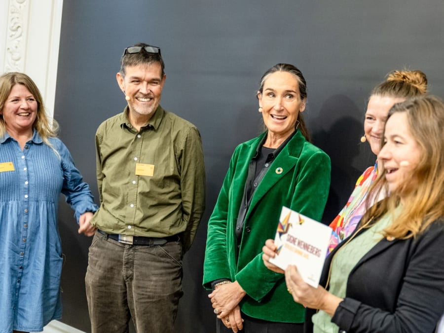 Journalist og forfatter Signe Wenneberg ( i grønt) vandt Verdensmålsprisen sidste år. Nu kan du indstille en hverdagshelt til årets pris. Foto: Arthur J. Cammelbeeck 