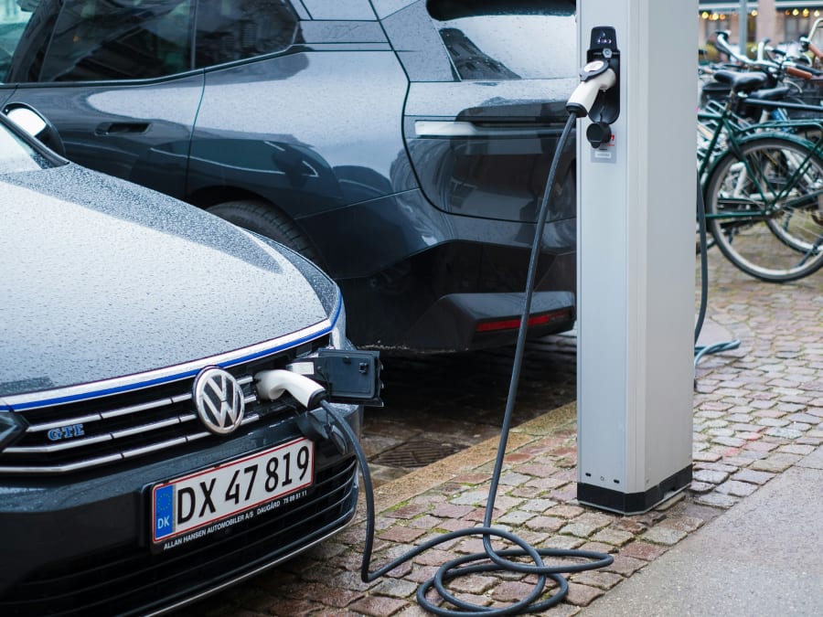 I december sidste år udgjorde elbiler over 90 procent af nye biler i de danske husholdninger i den måned. Foto: jaanalisette, iStock.