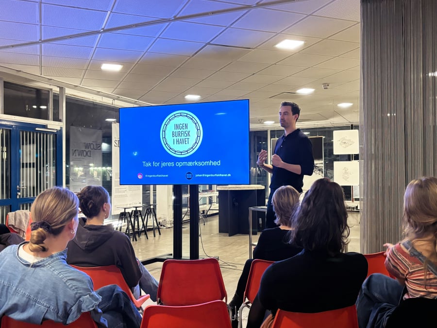 Johan Flyvbjerg holder oplæg om havbrug til aftenens madsystemskole. Foto: Julie Thodsen Toft