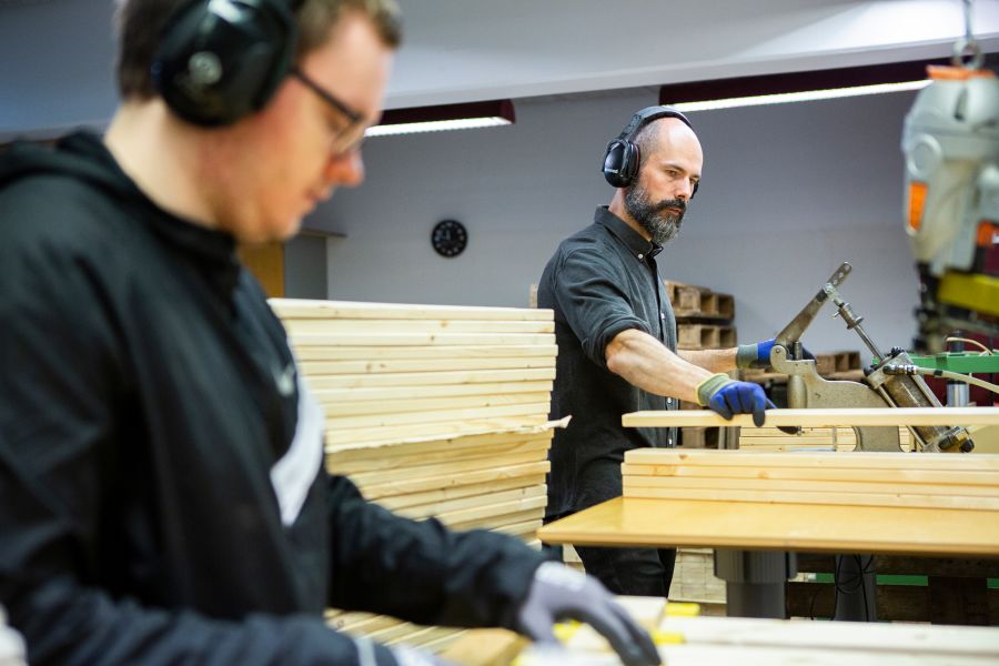 Mads og Ruben i produktionen på one2trees. Fotos: Special Minds