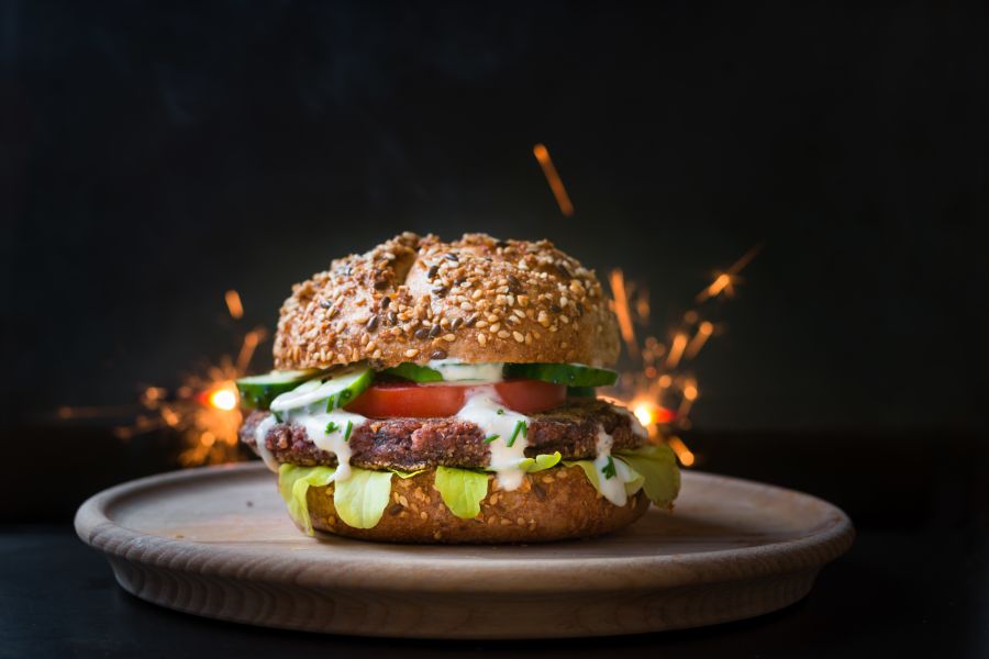 DTU skal forske i, hvordan bæredygtige fødevarer gøres mere appetitlige, så flere danskere skifter oksebøffen ud med plantebøf i burgeren. Foto: Theo Crazzoland CCBY