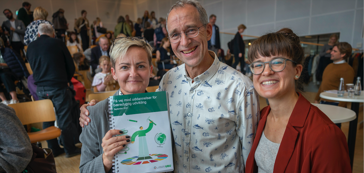 Rapporten Uddannelser for Bæredygtig Udvikling blev overrakt til Børne- og undervisningsministeren, Pernille Rosenkrantz Theil, fredag d. 16. september 2022. Foto: Klaus Holsting.  