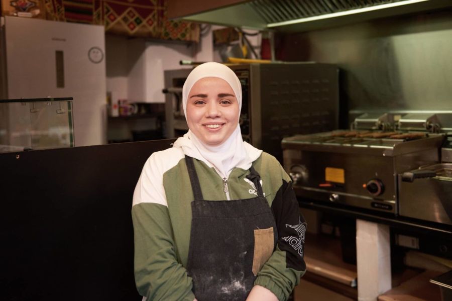 37-årige Reem Musheneh fik stablet sin madbod Arabi Food på benene, efter Finklusiv hjalp hende med at blive godkendt til en erhvervskonto. Foto: Finklusiv 