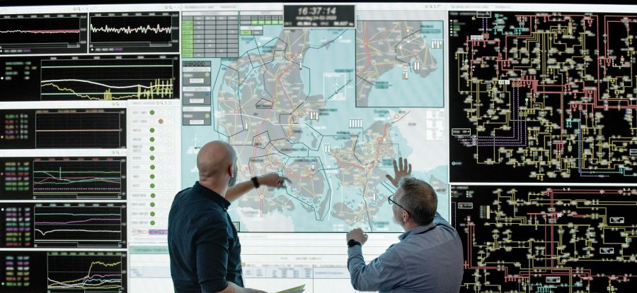 Indtil i sommers kunne man i blæsevejr se vindmøller, der stod bomstille. Nye regler har løst problemet, så vingerne drejer lystigt igen. Foto: Energinet/Maria Tuxen Hedegaard