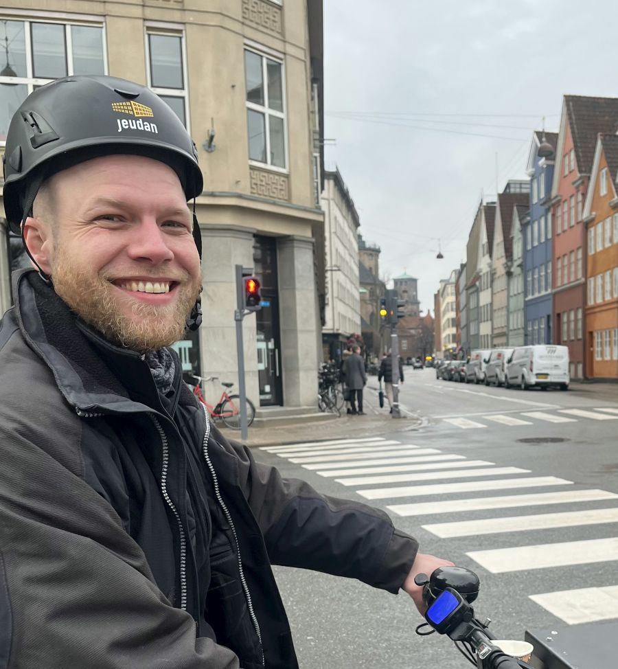 David har valgt cyklen fremfor varebilen, når han skal fra arbejdsopgave til arbejdsopgave. Foto: Signe Charlotte Nielsen.