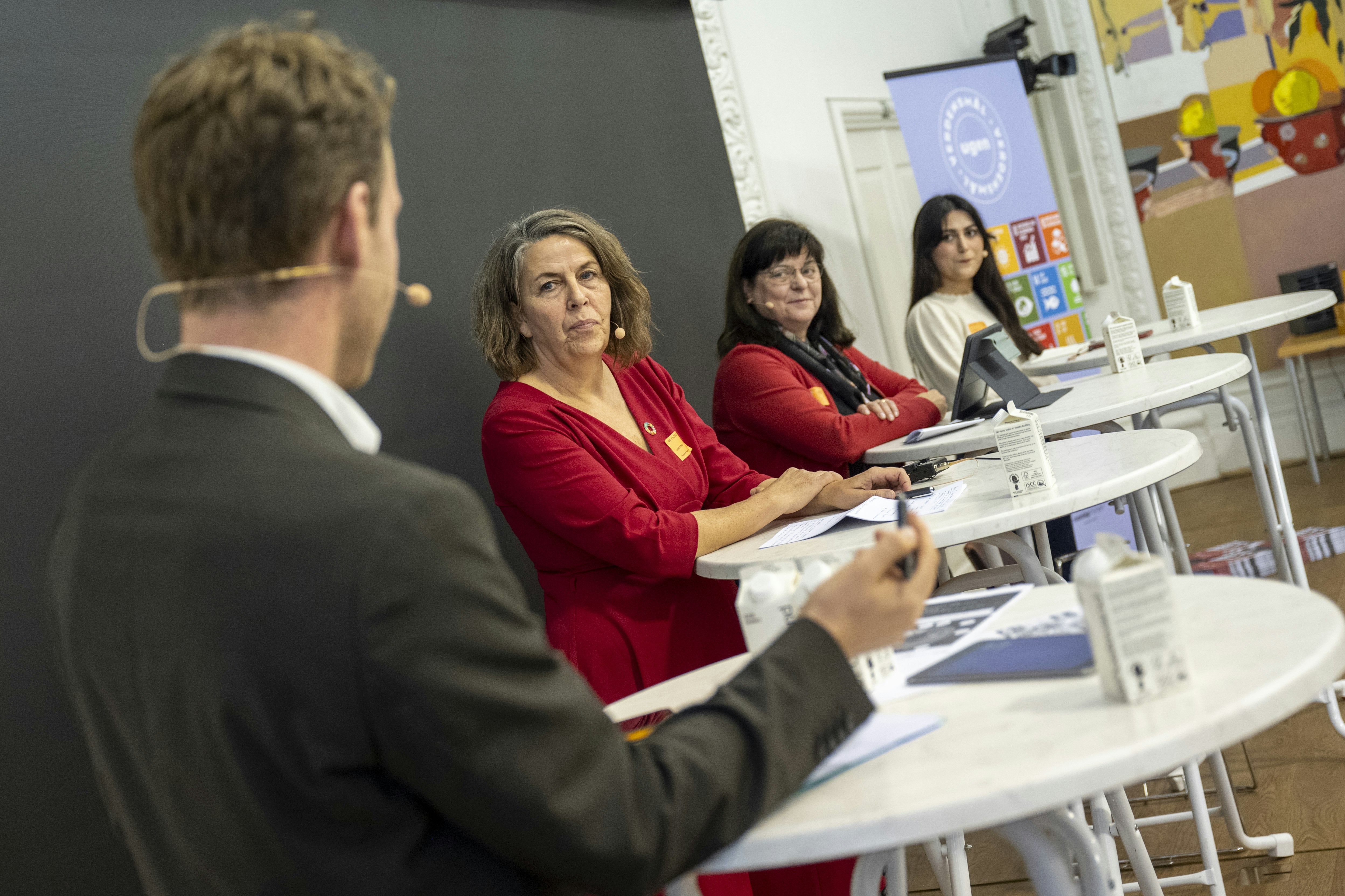 Ligestilling i Danmark var til debat i Landstingssalen på Christiansborg i forbindelse med Verdensmålsugen. Fra venstre: moderator Lucas Honoré, direktør for Kvinfo, Henriette Laursen, Forkvinde for Kvinderådet, Maria Jose Landeira Østergård og Verdensmålsambassadør Ella Yar. 