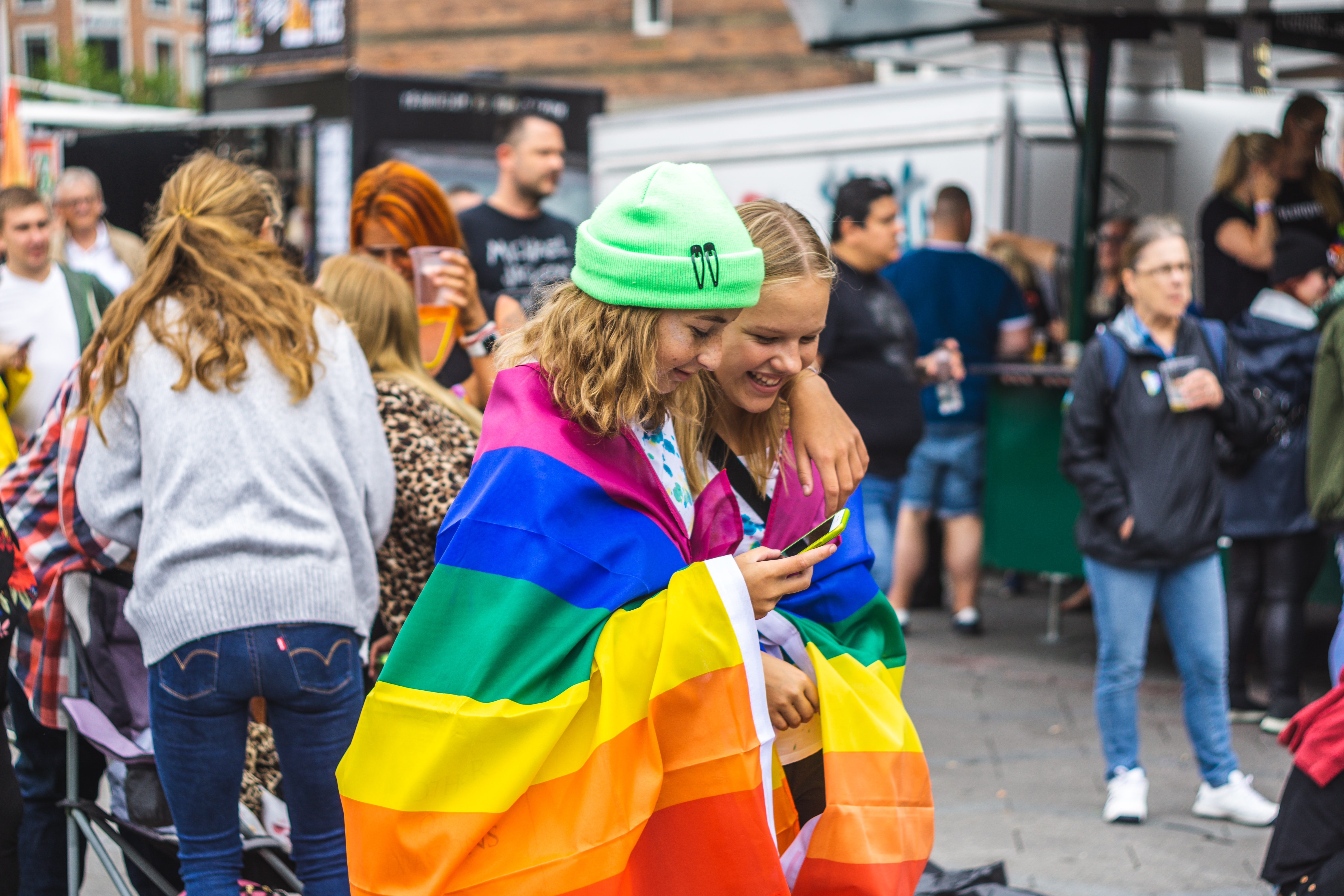To unge piger ved en Pride parade i august 2019. Foto: Josè Maria Sava, on Unsplash 