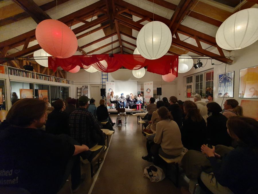 Den feministiske festival Talk Town blev afholdt i Demokrati Garagen i den nordlige del af København, hvor værkstedet her danner ramme om debatten. Foto: Signe Tolstrup.