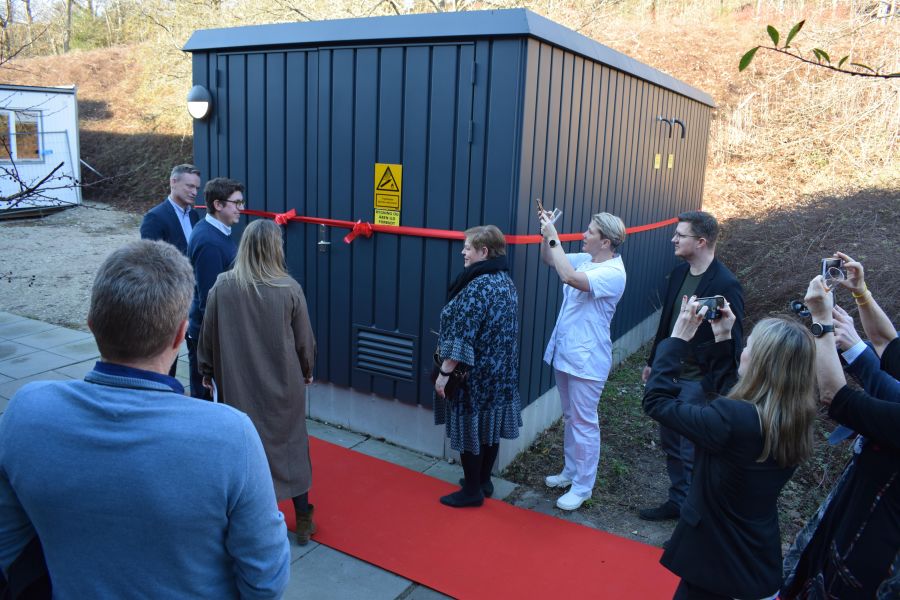 Indvielsen af "destruktoren" på Hvidovre Hospital, der nedbryder de klimabelastende stoffer i lattergas og gør dem CO2-neutrale. Foto: Region Hovedstaden. 