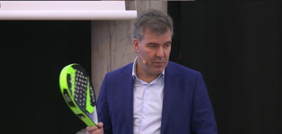 Den ene af de to nye klimaministre, Lars Aagaard (M), tog den 31. januar en padelketcher med på scenen under Verdensmålsugen, fordi den for ham har en særlig symbolværdi, når det gælder klimapolitik. Foto: Screenshot 