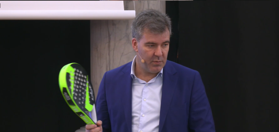 Den ene af de to nye klimaministre, Lars Aagaard (M), tog den 31. januar en padelketcher med på scenen under Verdensmålsugen, fordi den for ham har en særlig symbolværdi, når det gælder klimapolitik. Foto: Screenshot