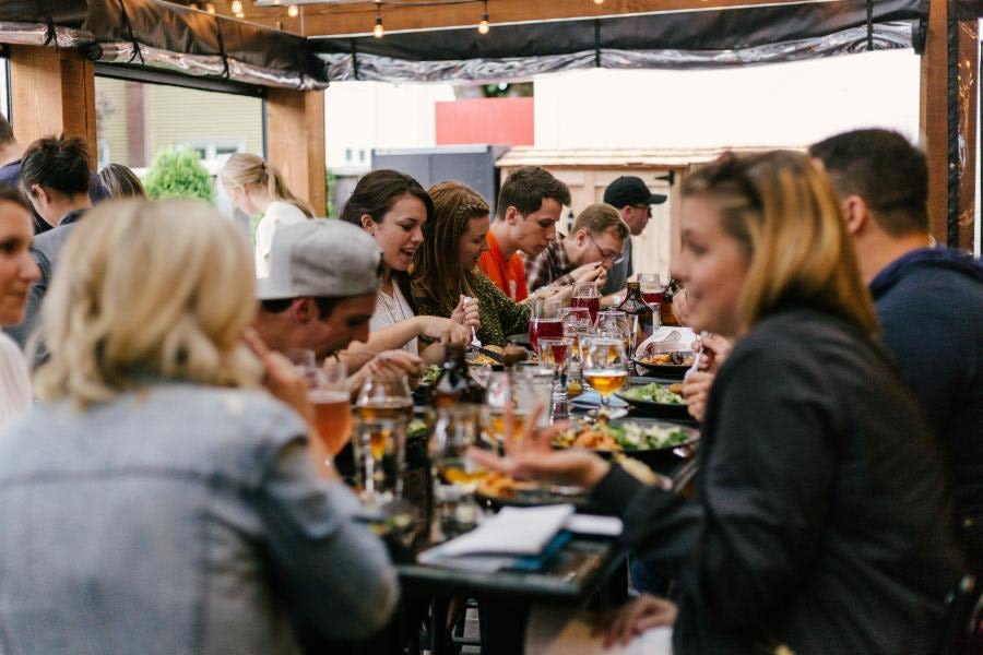 Tusindvis af danskere vil på Klimahandledagen spise sammen til fællesspisning. Foto: Priscila Du Preez on Unsplash.
