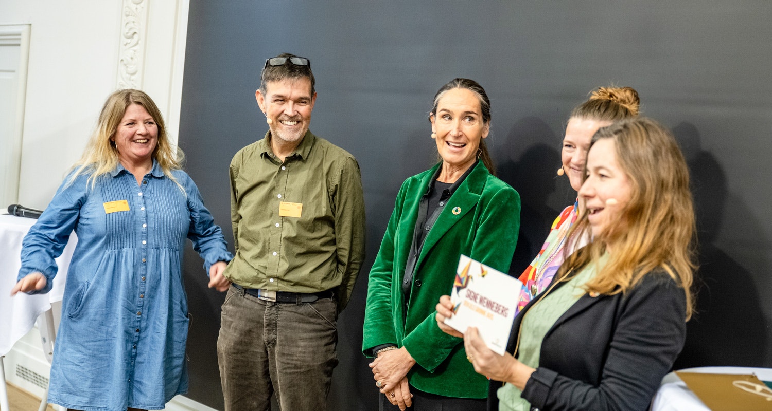 Journalist og forfatter Signe Wenneberg ( i grønt) vandt Verdensmålsprisen sidste år. Nu kan du indstille en hverdagshelt til årets pris. Foto: Arthur J. Cammelbeeck