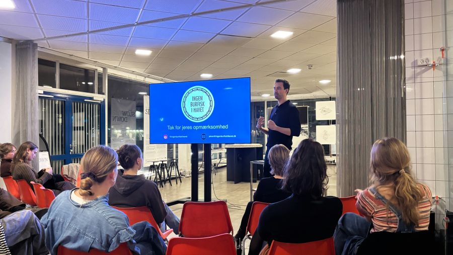 Johan Flyvbjerg holder oplæg om havbrug til aftenens madsystemskole. Foto: Julie Thodsen Toft