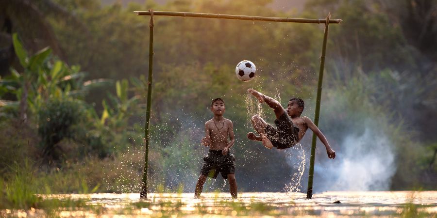 Kasper Hjulmand mener, at fodbold er en enorm platform, der kan skabe konkrete løsninger på nogle af verdens største problemer. Foto: Unsplash