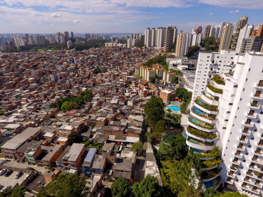 Det største slumområde i São Paulo, Paraisópolis, ligger lige ved siden af det langt rigere nabolag Morumbi. Foto: C_Fernandes